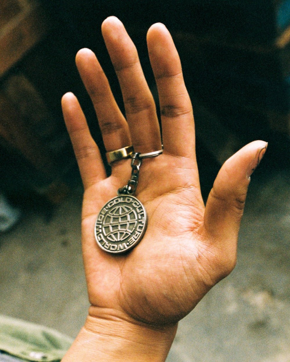 LLAVERO DE METAL CON LOGO MUNDIAL